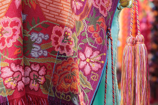 Colorful fabric via Wikimedia Commons (CC4)