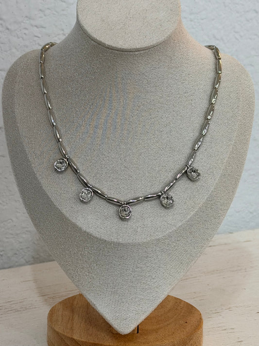 Necklace featuring a barrel links and chunky decorative gemstones - MULTIPLE COLORS