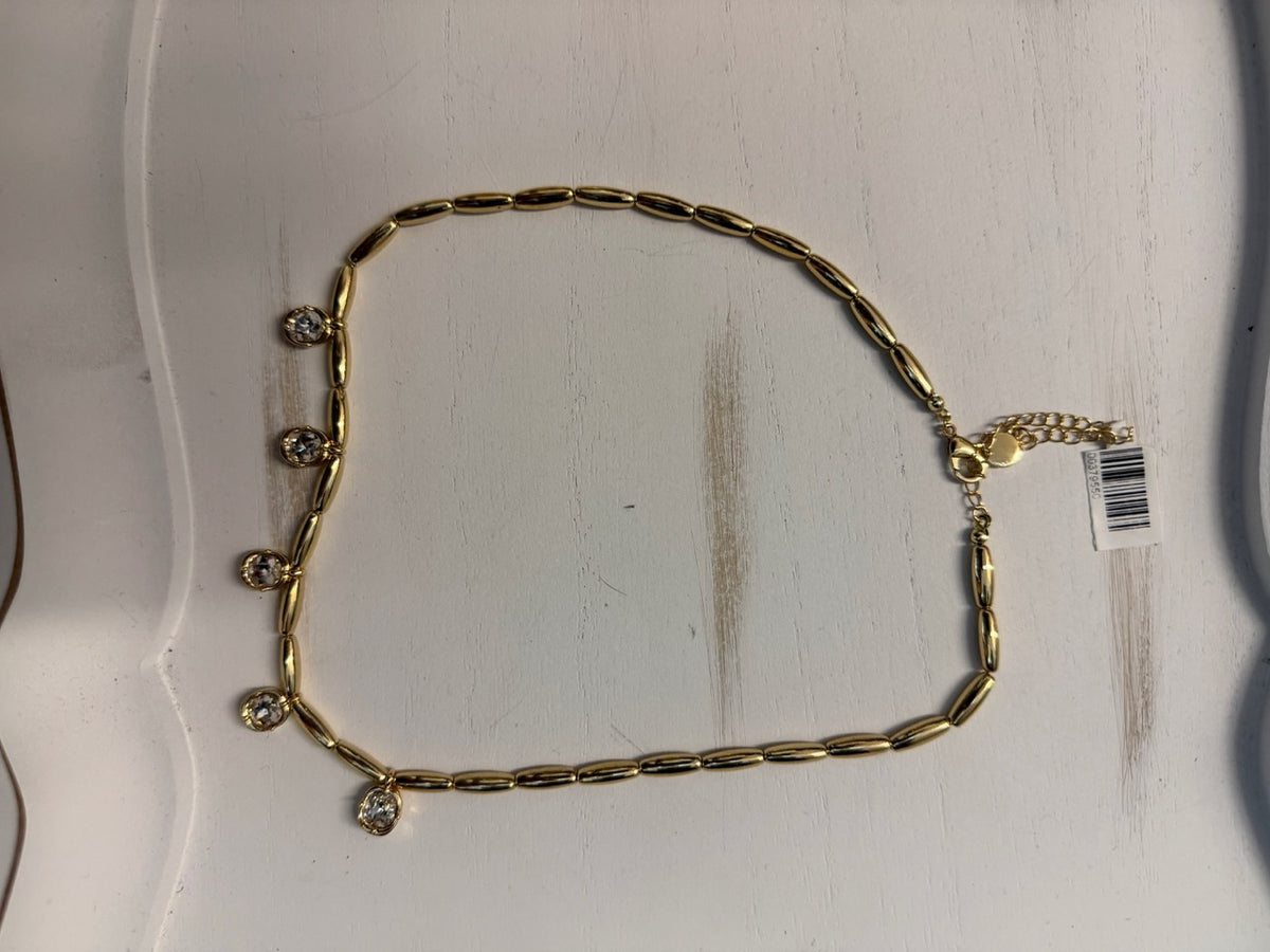 Necklace featuring a barrel links and chunky decorative gemstones