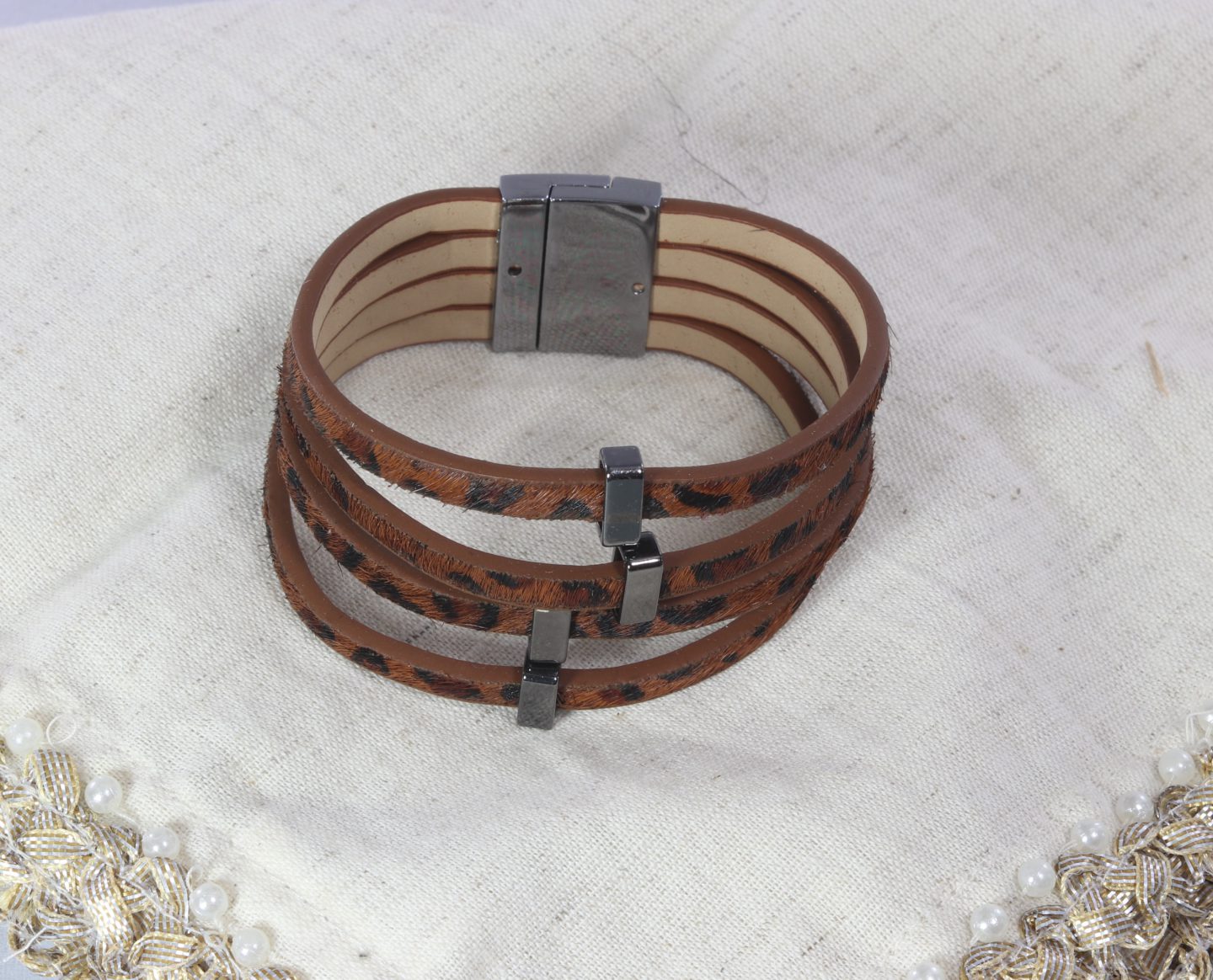Leopard print faux-leather bracelet with magnetic clasp Ivy and Pearl Boutique