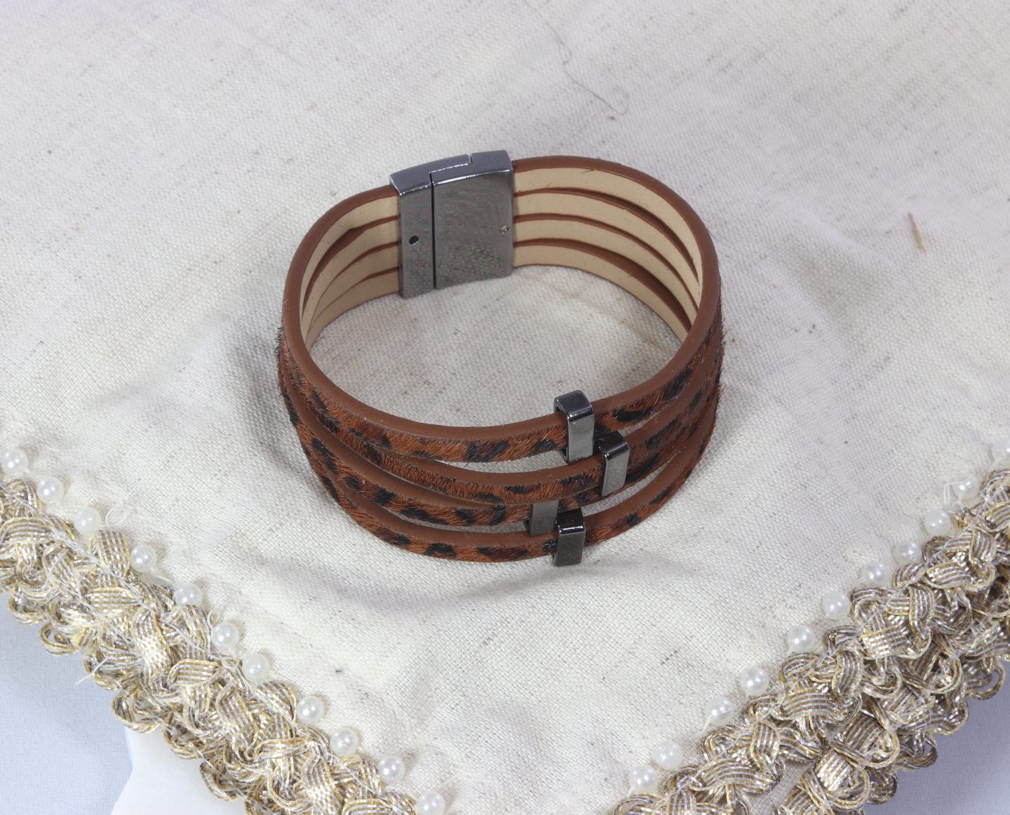 Leopard print faux-leather bracelet with magnetic clasp Ivy and Pearl Boutique