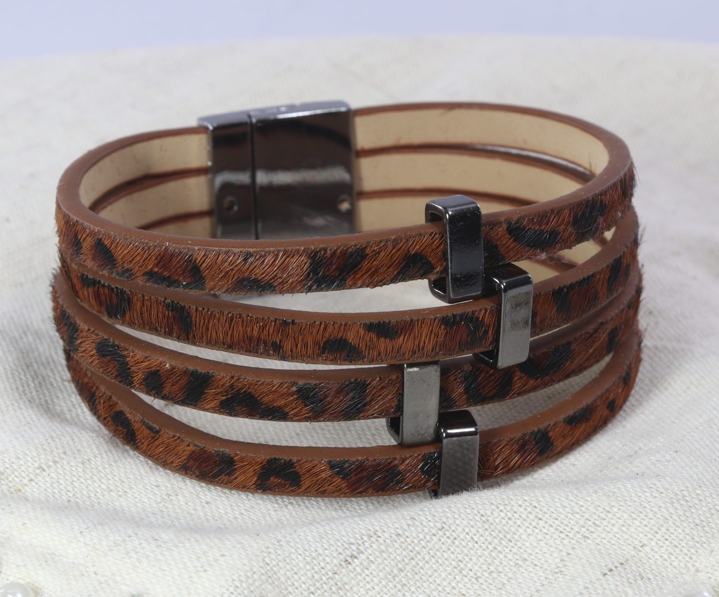 Leopard print faux-leather bracelet with magnetic clasp Ivy and Pearl Boutique