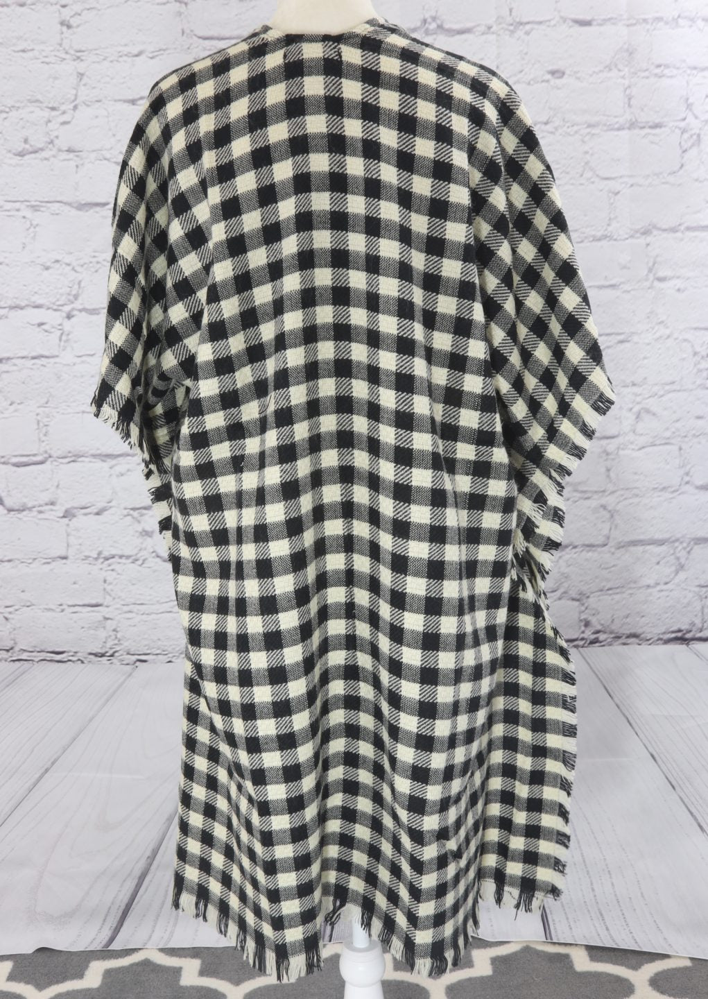 Light and comfy checkered kimono with decorative frill Ivy and Pearl Boutique