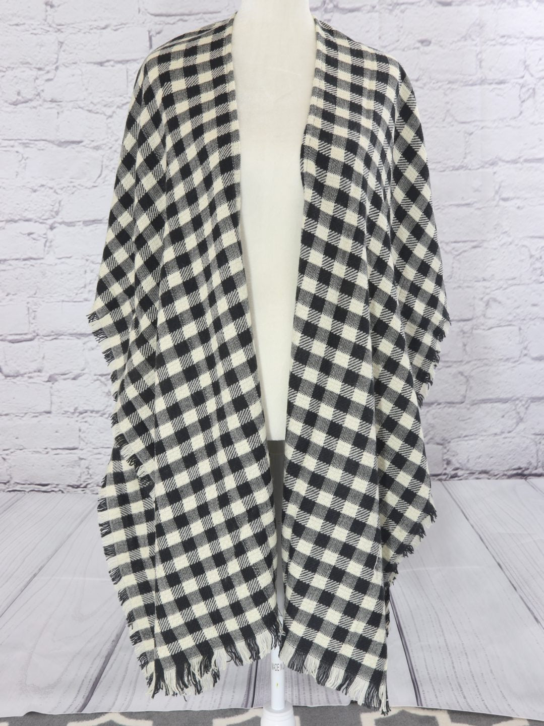 Light and comfy checkered kimono with decorative frill Ivy and Pearl Boutique