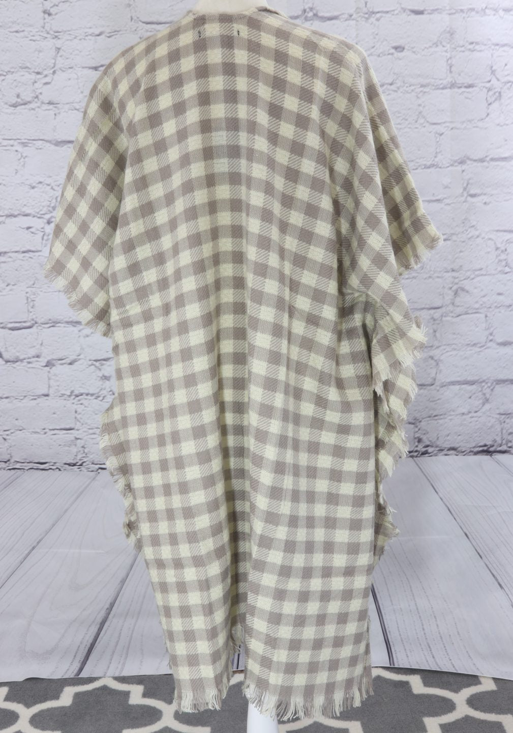 Light and comfy checkered kimono with decorative frill Ivy and Pearl Boutique