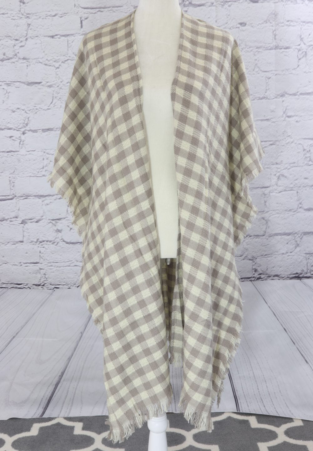Light and comfy checkered kimono with decorative frill Ivy and Pearl Boutique