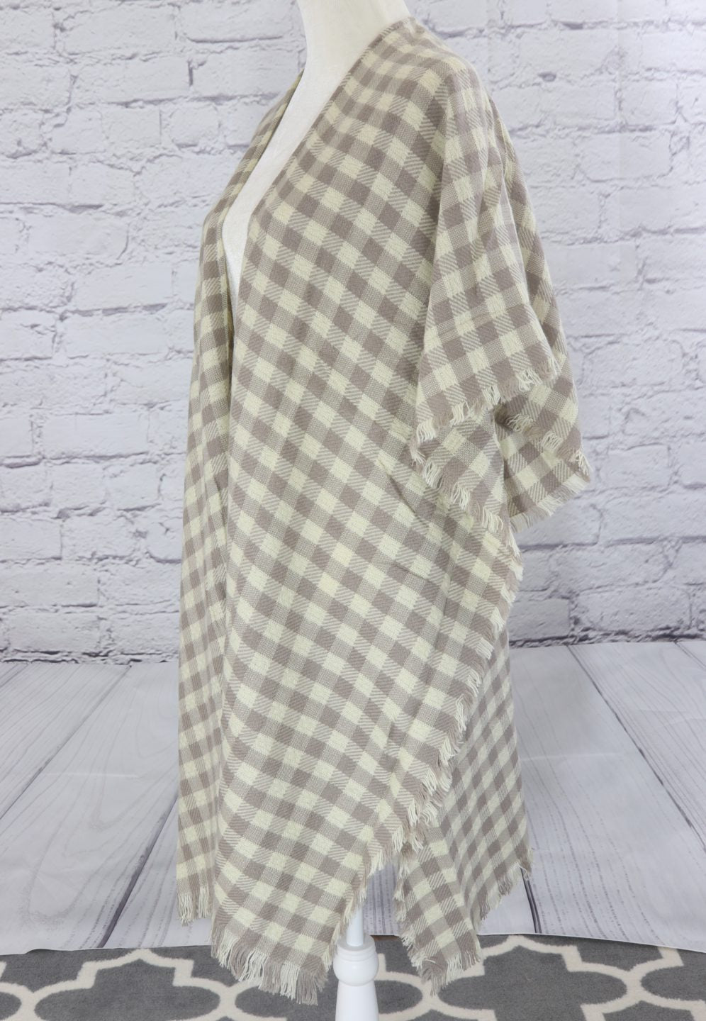 Light and comfy checkered kimono with decorative frill Ivy and Pearl Boutique