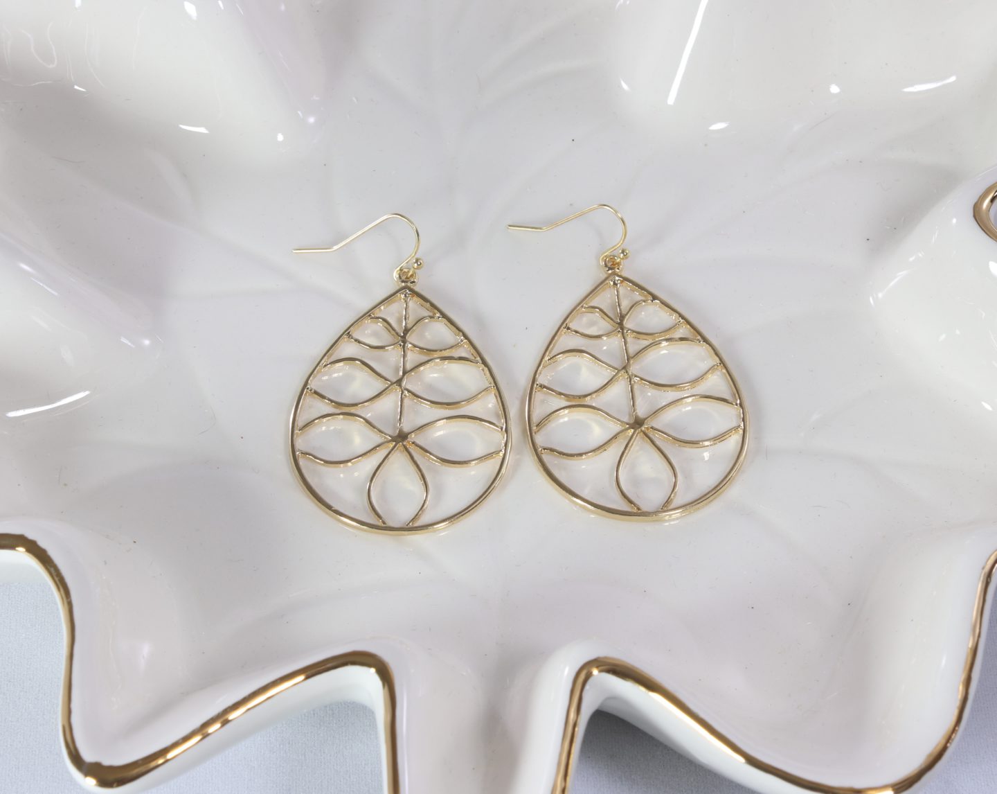 Teardrop in teardrop gold-colored earring Ivy and Pearl Boutique