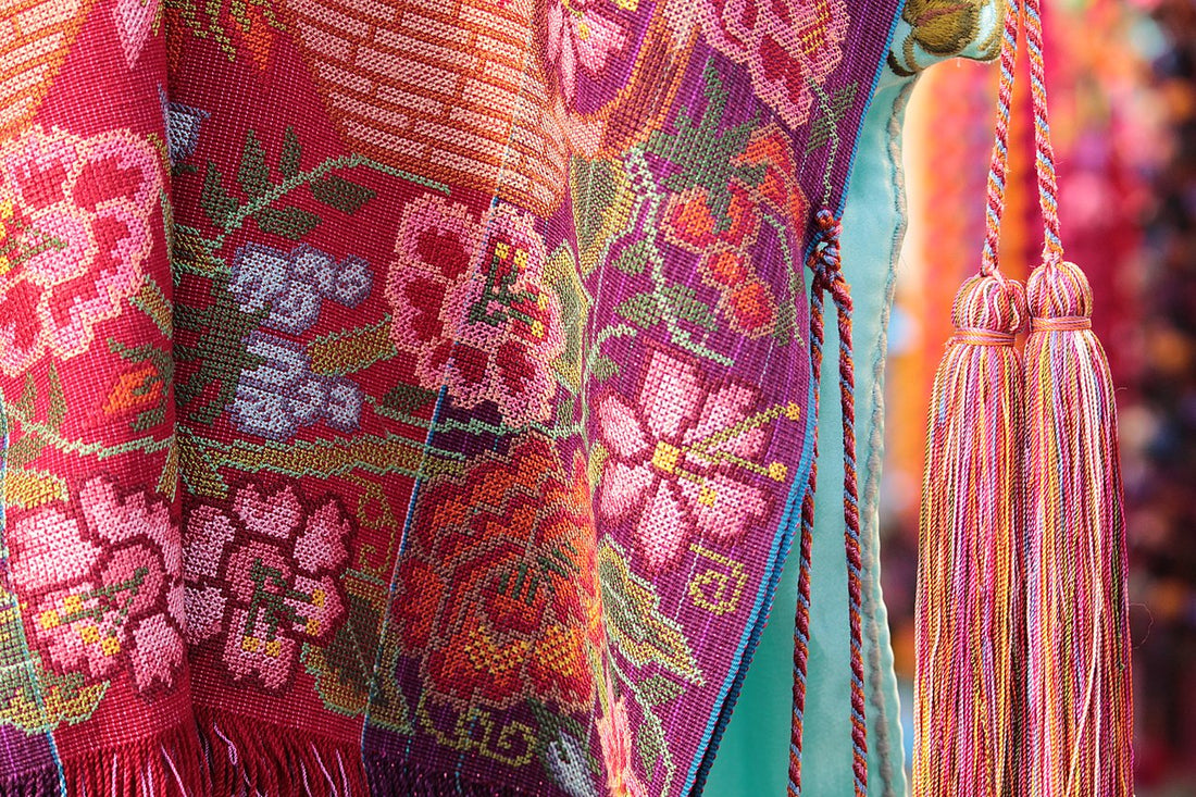 Colorful fabric via Wikimedia Commons (CC4)