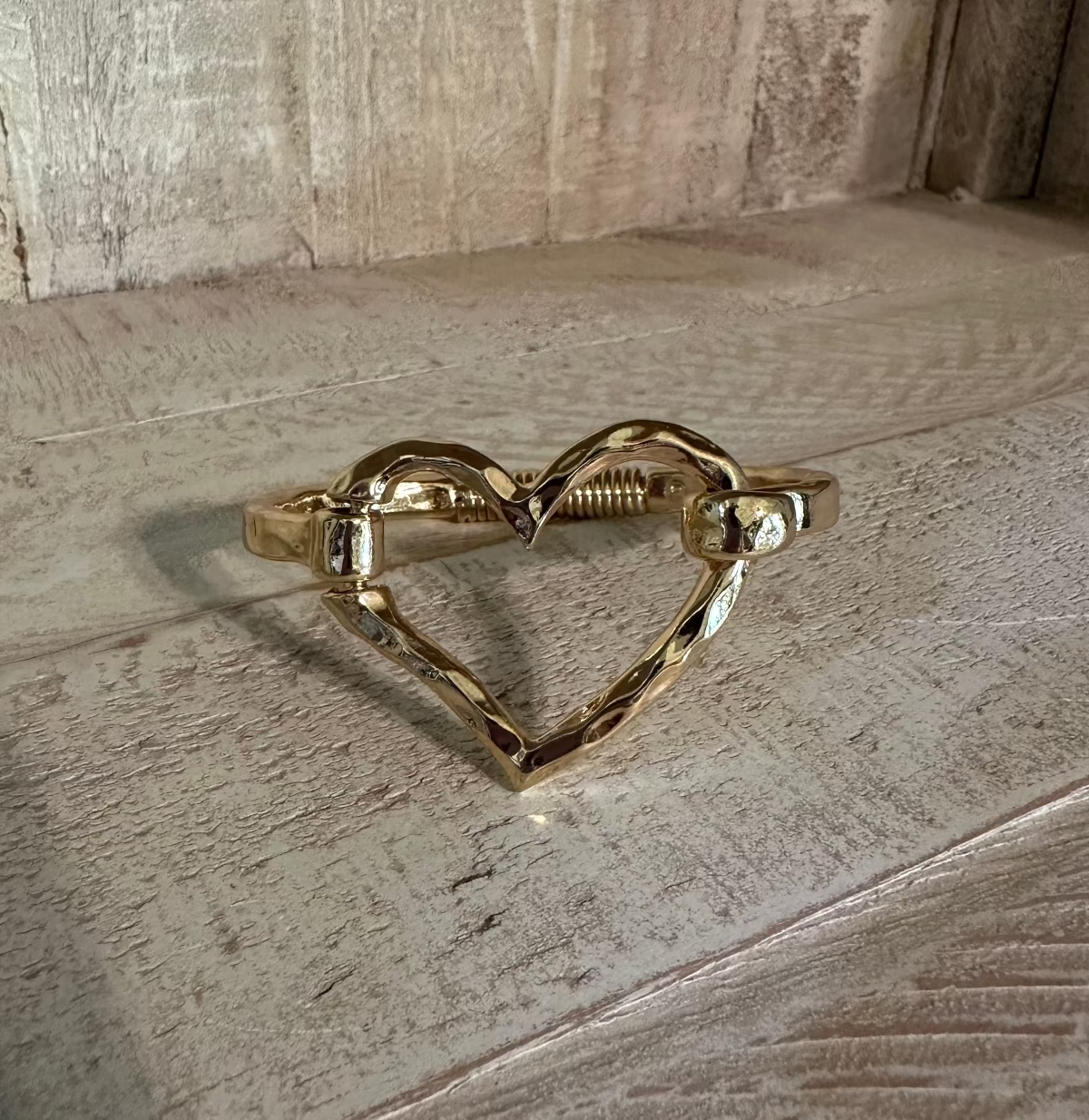 Heart hinged metal bracelet