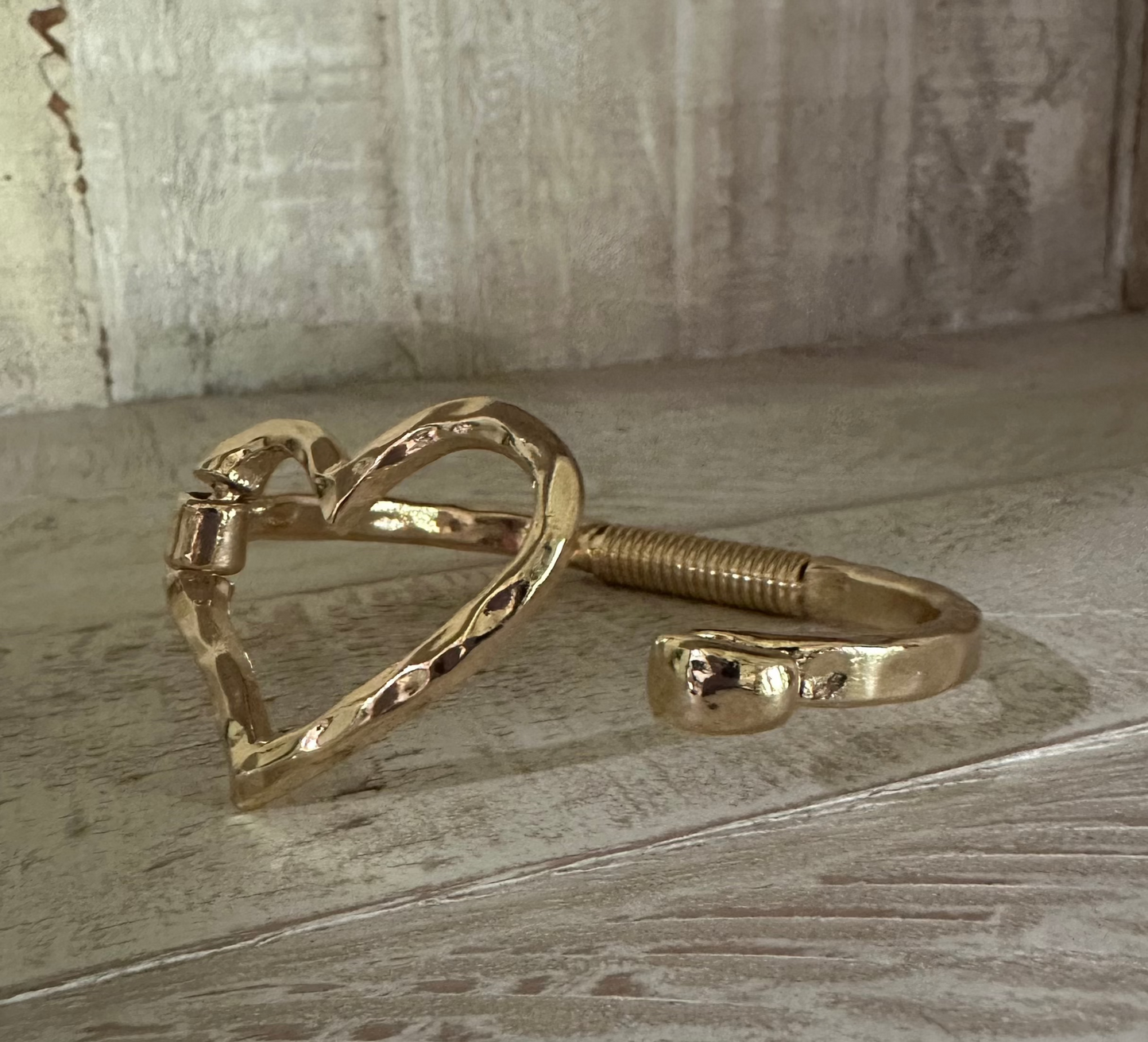 Heart hinged metal bracelet