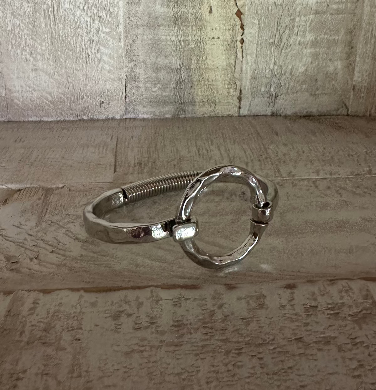 Circle hinged metal bracelet