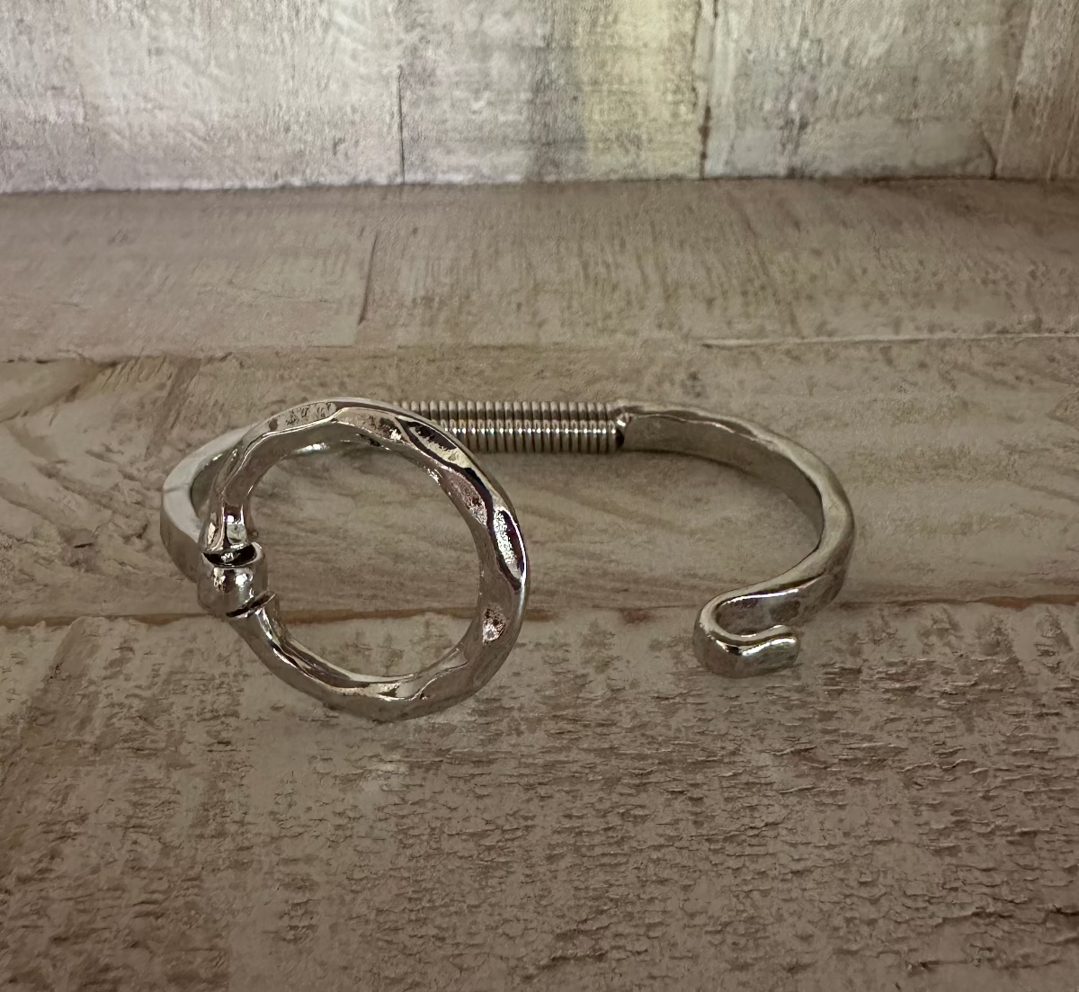 Circle hinged metal bracelet