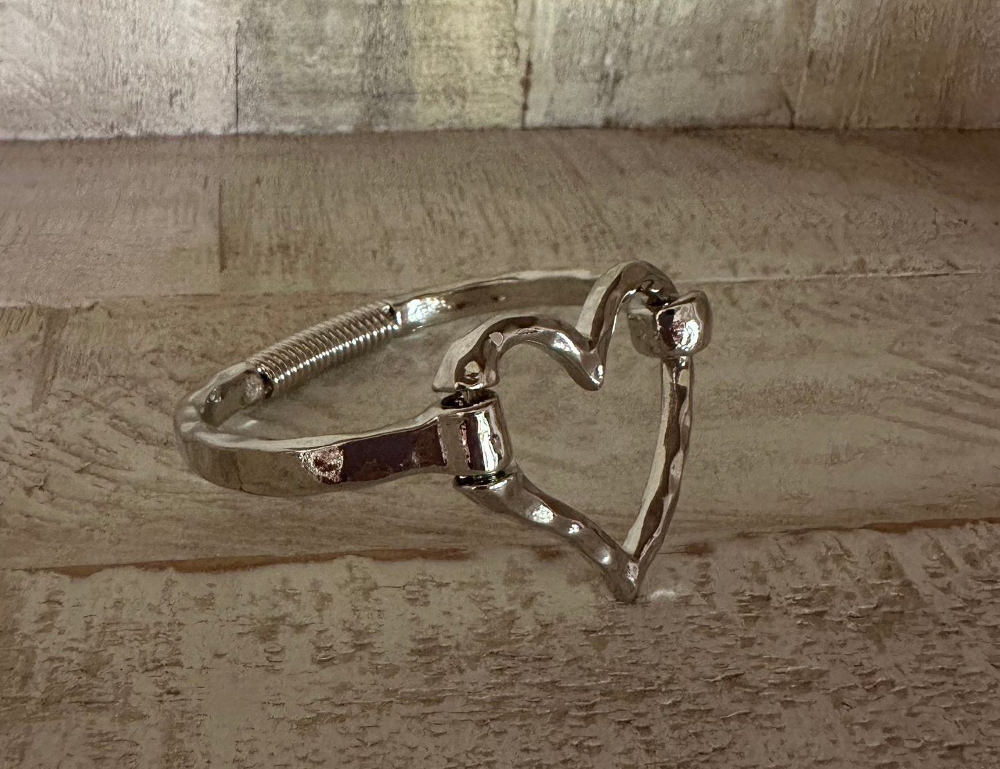 Heart hinged metal bracelet