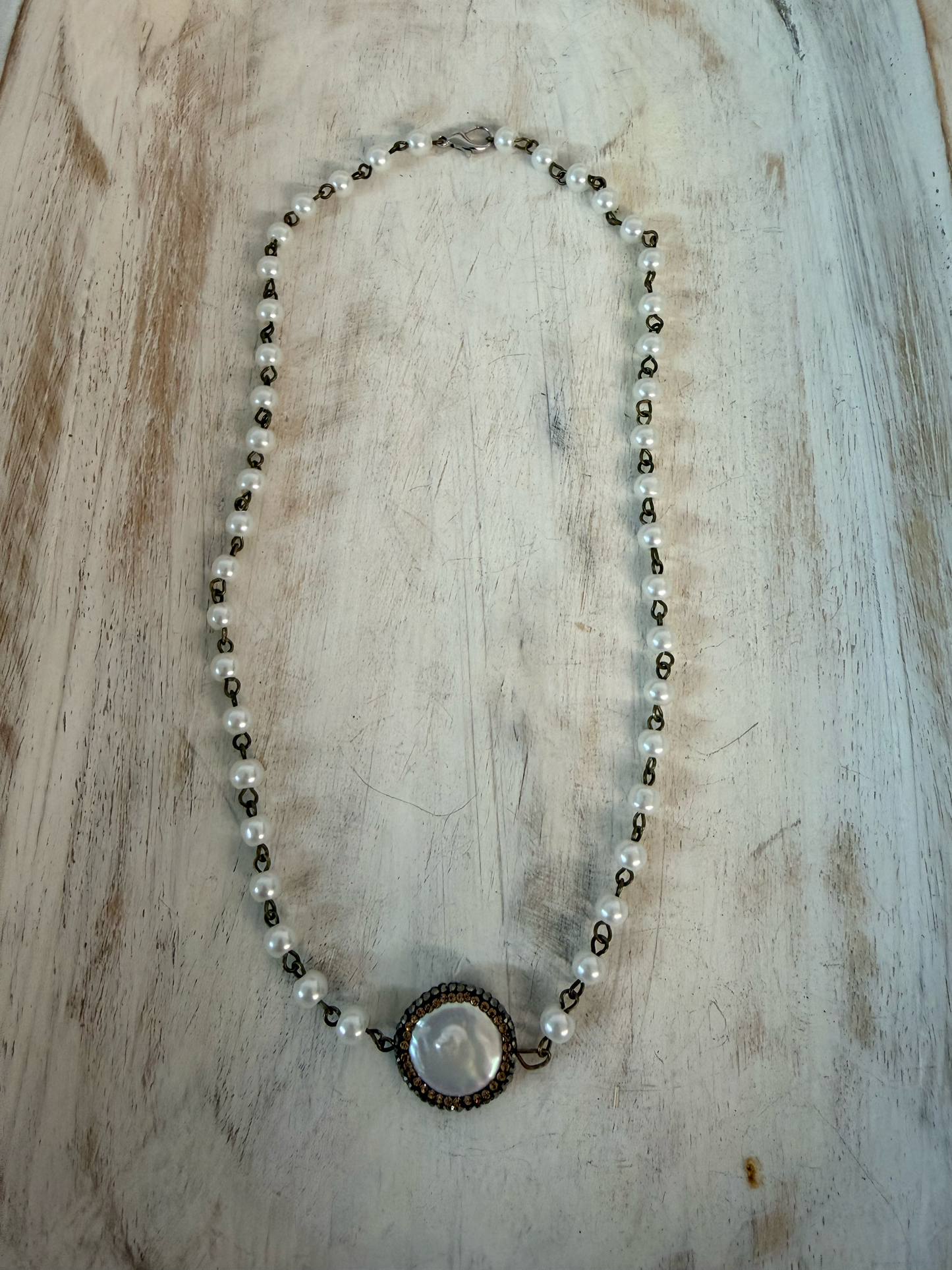 Faux pearl necklace with mother-of-pearl cabochon