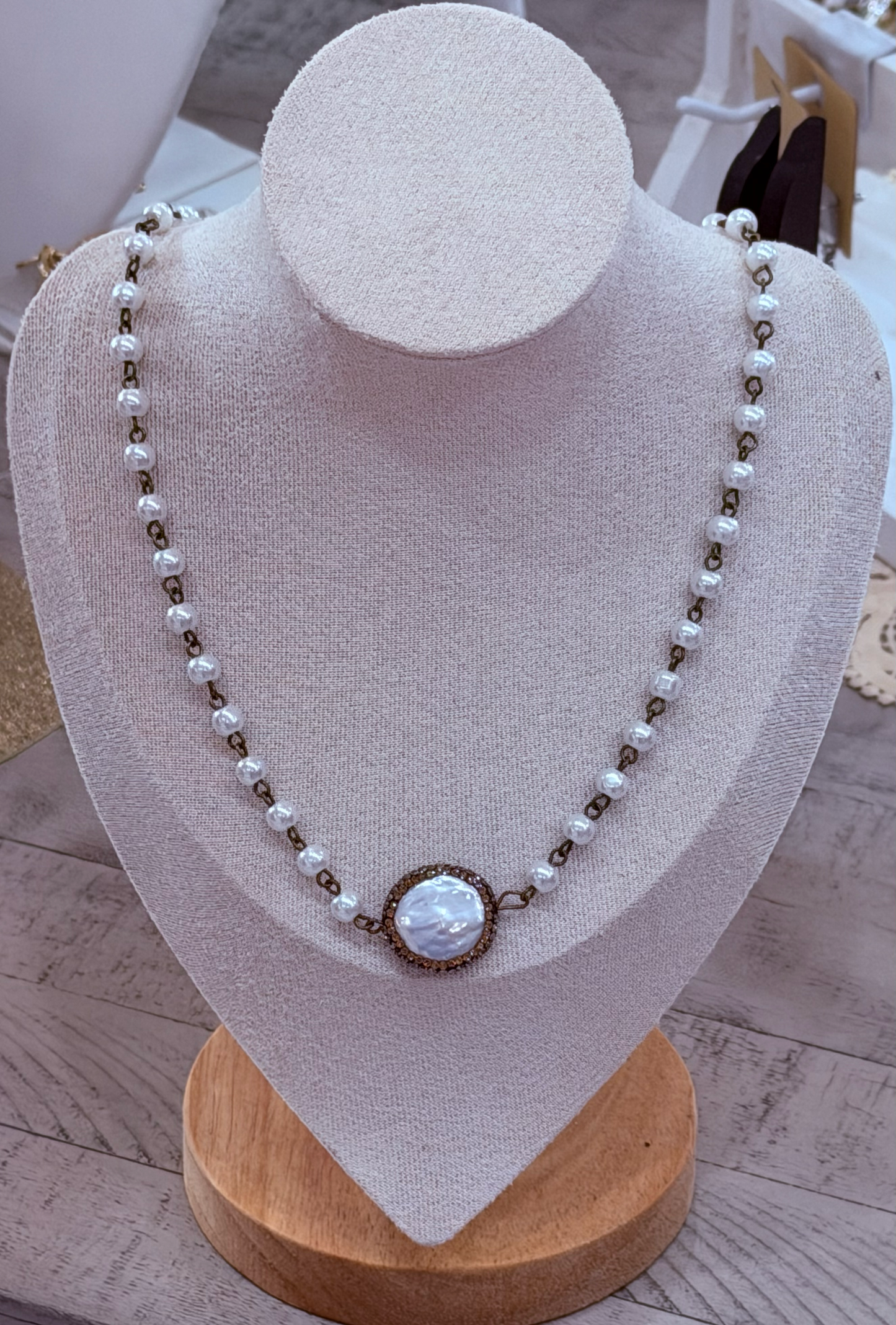 Faux pearl necklace with mother-of-pearl cabochon