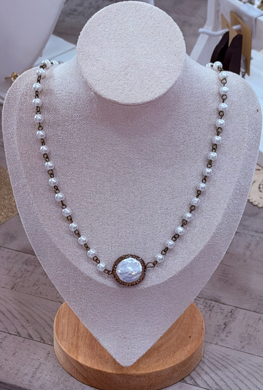 Faux pearl necklace with mother-of-pearl cabochon