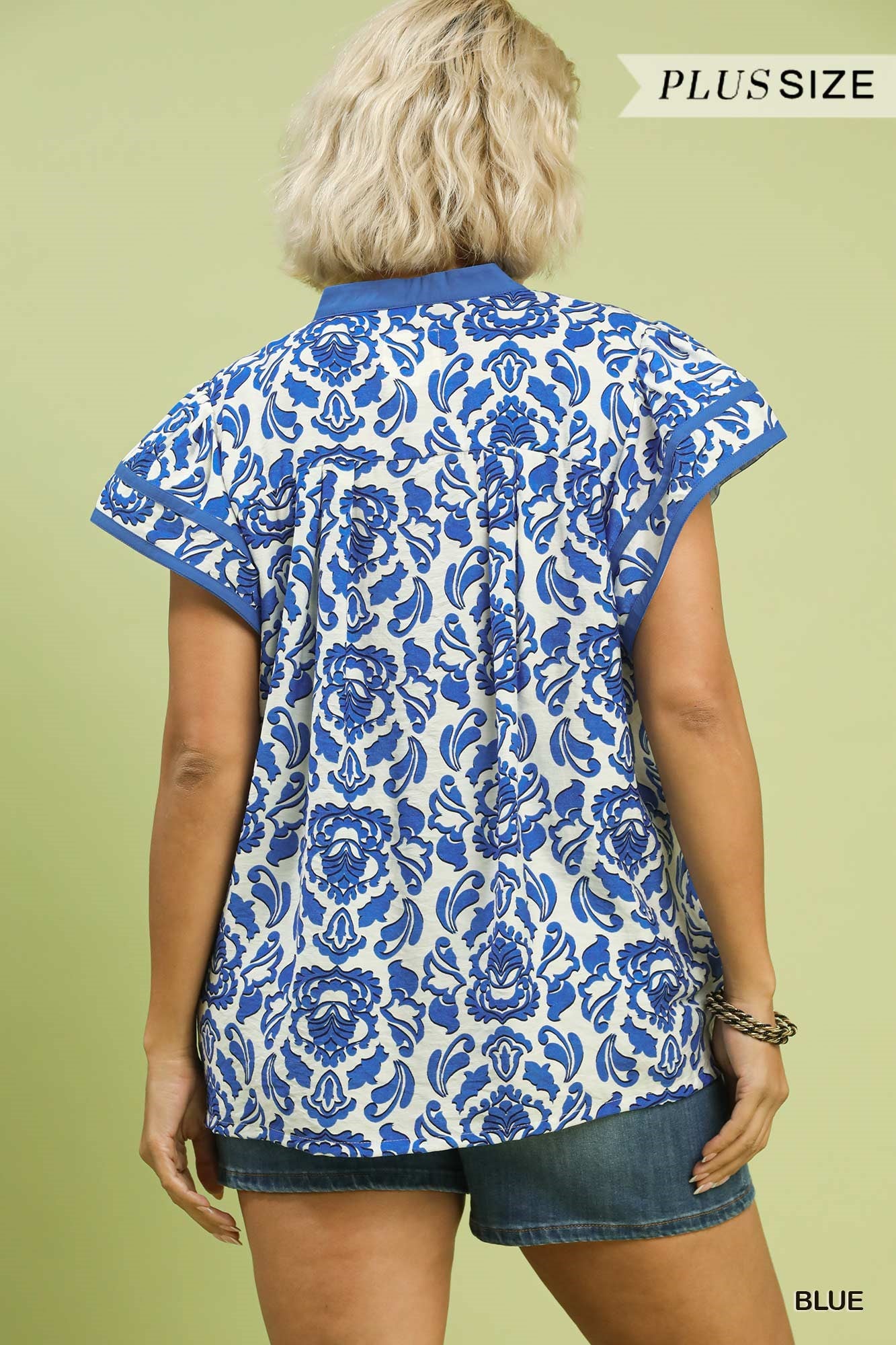 Abstract print top with wide contrast neckline detail (Curvy)