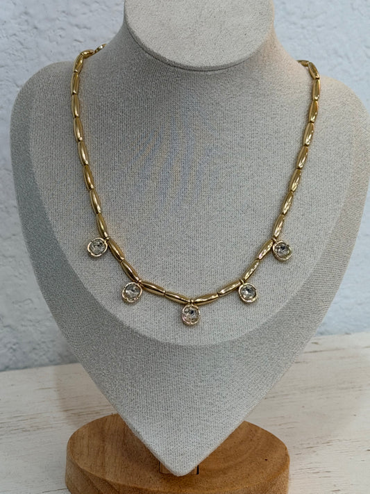 Necklace featuring a barrel links and chunky decorative gemstones - MULTIPLE COLORS