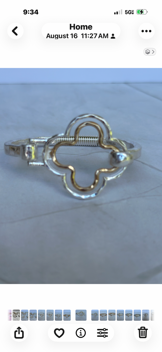 Clover hinged metal bracelet