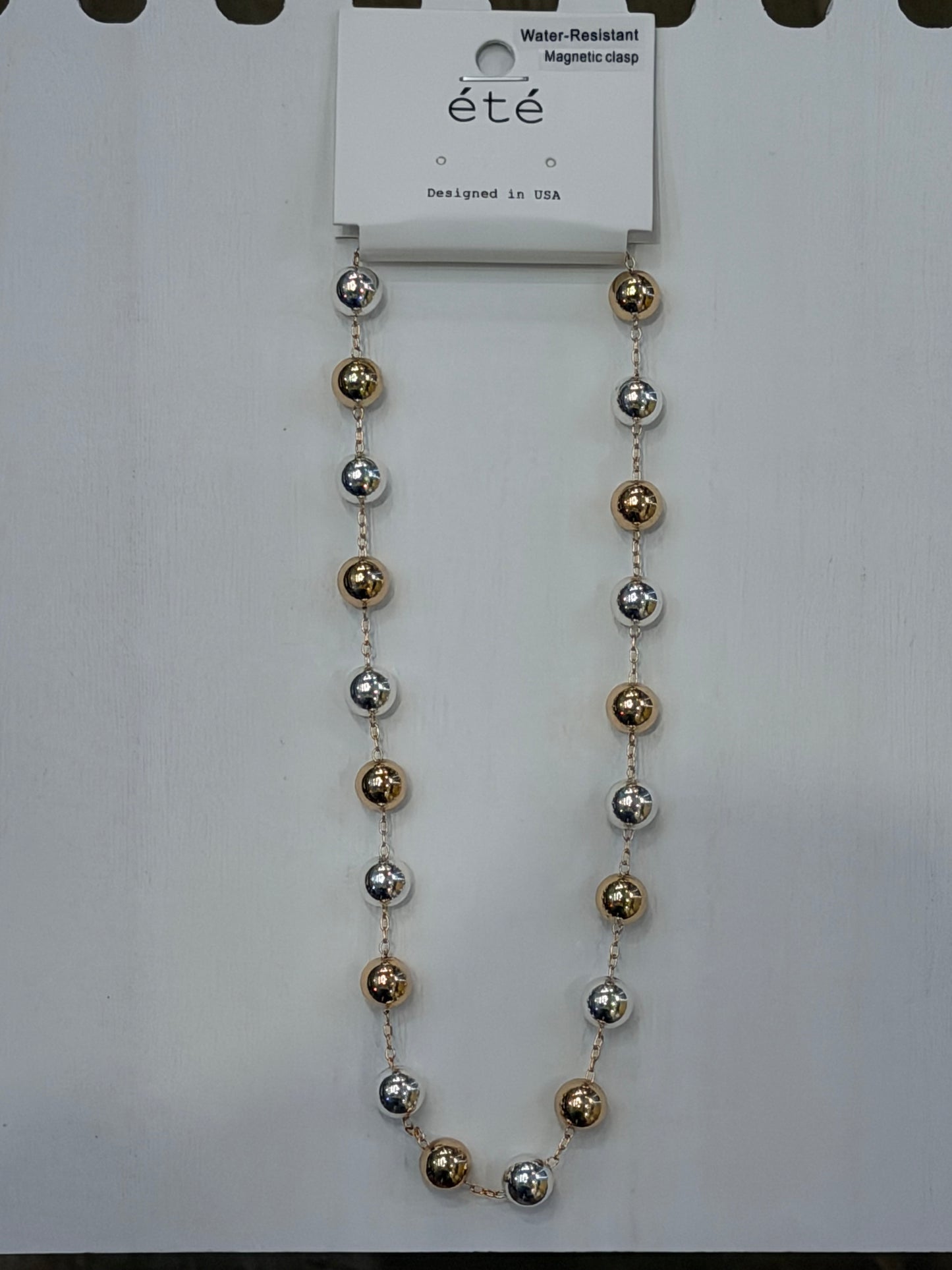 Wire beaded magnetic closure necklace