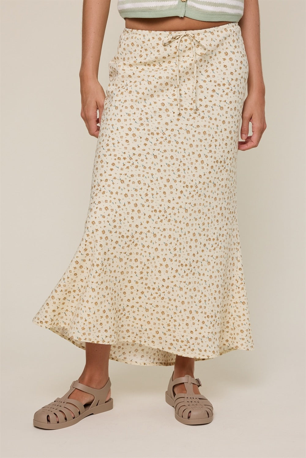 Floral midi skirt with elastic waist and drawstring