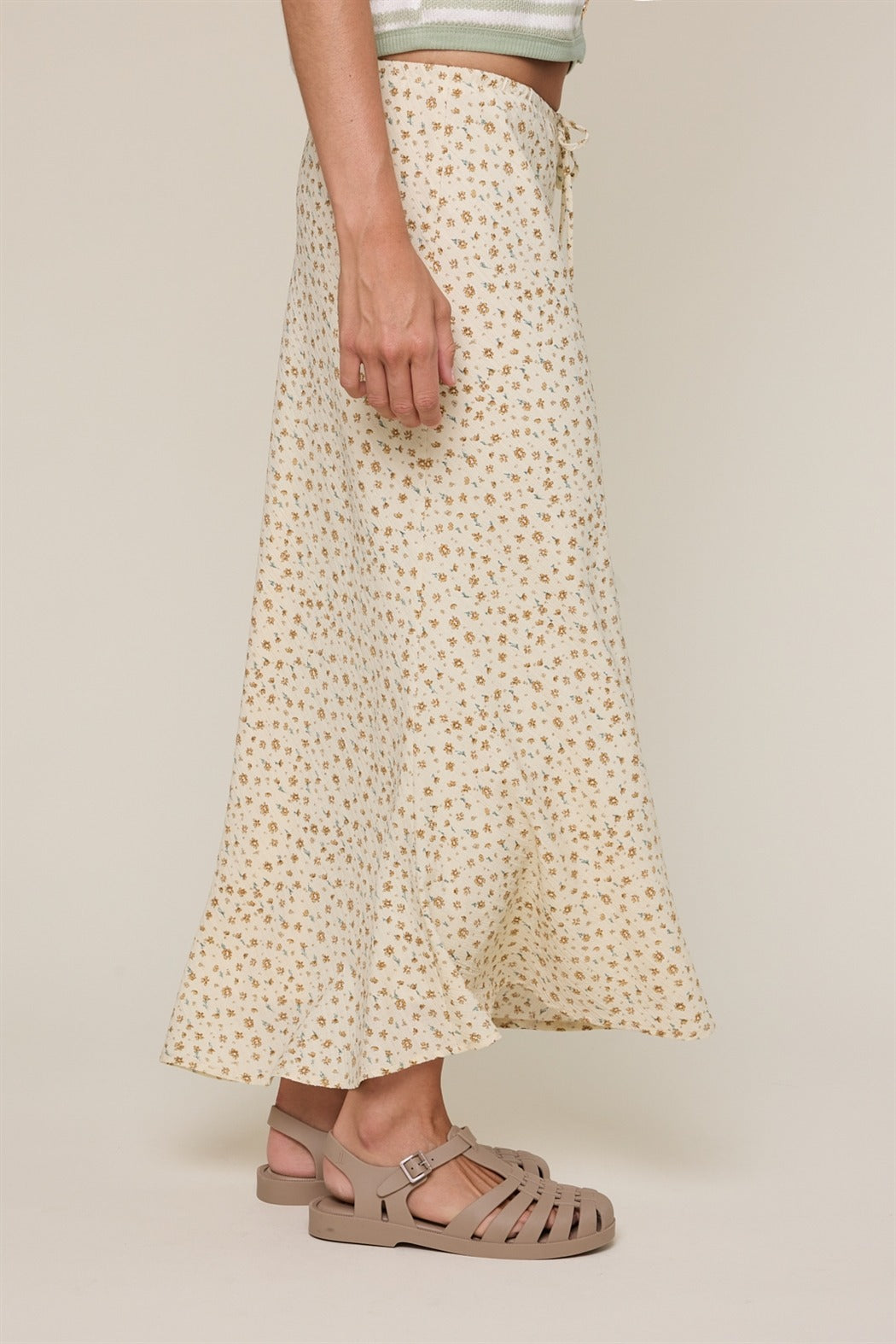 Floral midi skirt with elastic waist and drawstring