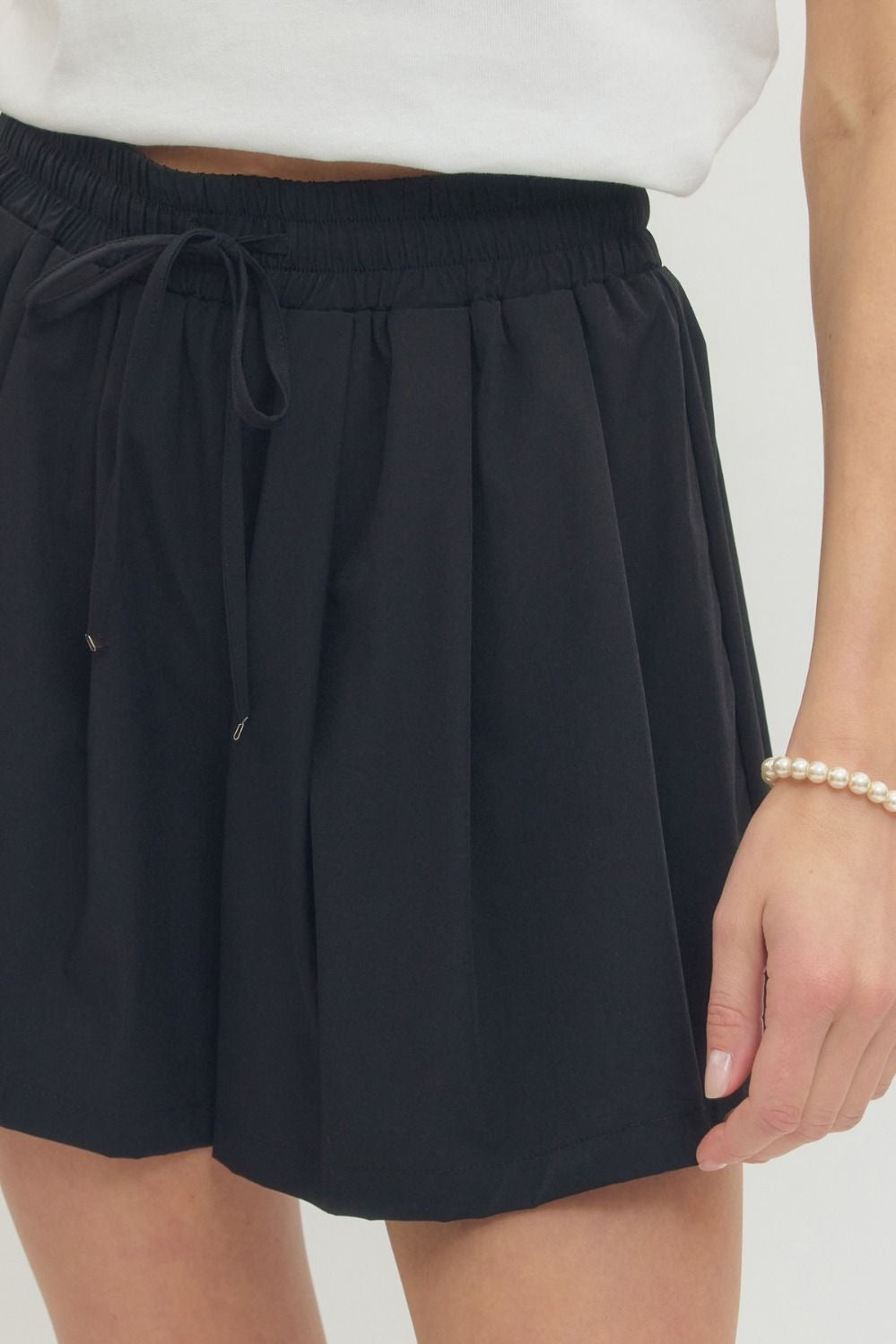 Solid elastic waist short featuring adjustable drawstring detail